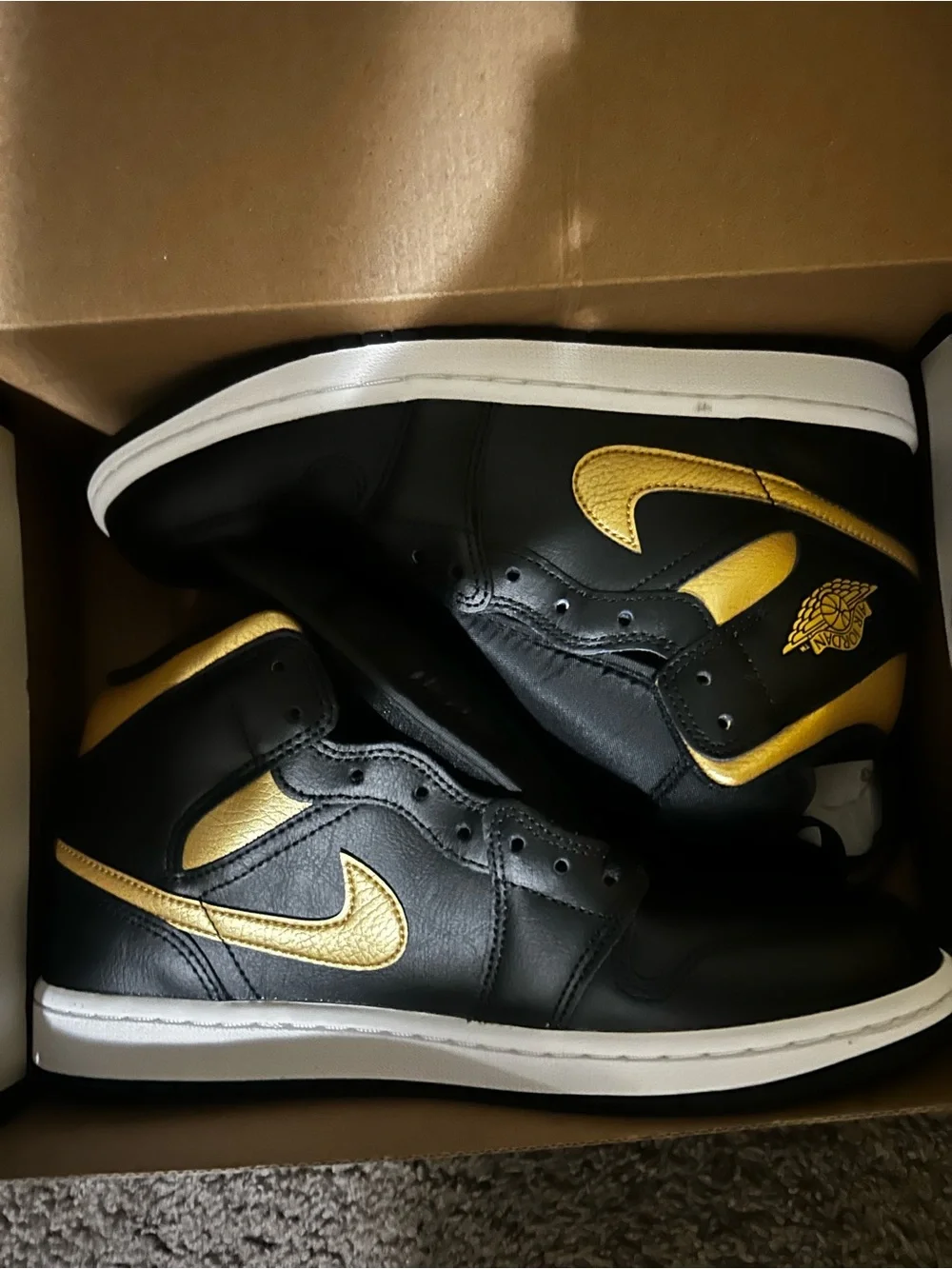 Jordan Air Jordan 1 Mid Black Metallic Gold
